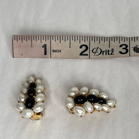 Trifari Pearl Black Cabochon Earrings - Picture 8 of 8
